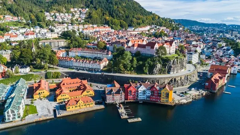 Ile Norwegia ma mieszkańców?