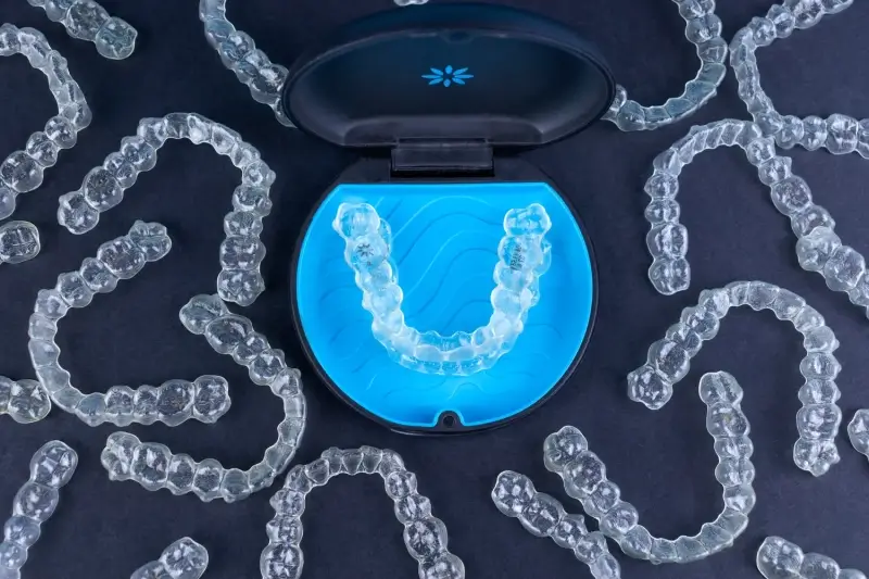 Invisalign a zwykły aparat?